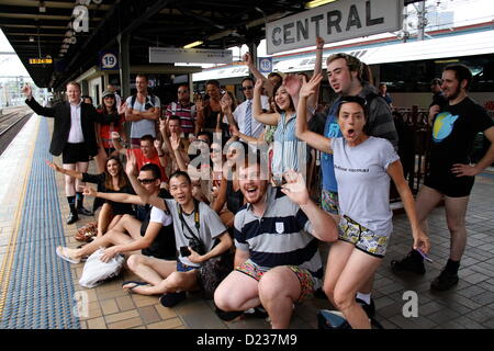 Sydney, Australien. 13. Januar 2013. U-Bahn-Fahrt von Sydney ohne Hose Gruppenfoto auf der Plattform am Hauptbahnhof. Stockfoto