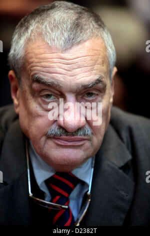 Prag, Tschechien. 12. Januar 2013 Außenminister und Vorsitzender der TOP 09 Karel Schwarzenberg geht in die zweite Runde der Präsidentschaftswahlen in der Tschechischen Republik. Er wird mit der ersten Milos Zeman antreten. Stockfoto