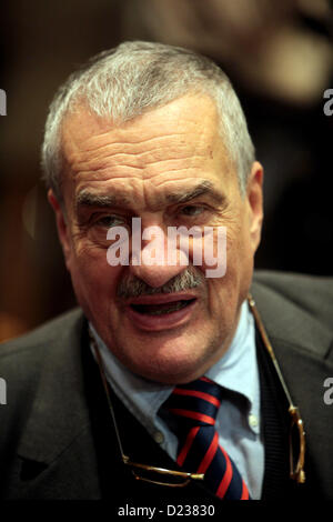 Prag, Tschechien. 12. Januar 2013 Außenminister und Vorsitzender der TOP 09 Karel Schwarzenberg geht in die zweite Runde der Präsidentschaftswahlen in der Tschechischen Republik. Er wird mit der ersten Milos Zeman antreten. Stockfoto