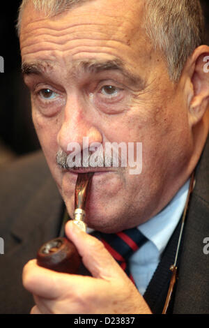 Prag, Tschechien. 12. Januar 2013 Außenminister und Vorsitzender der TOP 09 Karel Schwarzenberg geht in die zweite Runde der Präsidentschaftswahlen in der Tschechischen Republik. Er wird mit der ersten Milos Zeman antreten. Stockfoto