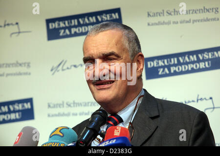 Prag, Tschechien. 12. Januar 2013 Außenminister und Vorsitzender der TOP 09 Karel Schwarzenberg geht in die zweite Runde der Präsidentschaftswahlen in der Tschechischen Republik. Er wird mit der ersten Milos Zeman antreten. Stockfoto