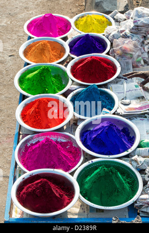 Indische Farbpulver in Metall Schalen verwendet für die Herstellung von Rangoli Designs auf Festivals. Andhra Pradesh, Indien Stockfoto