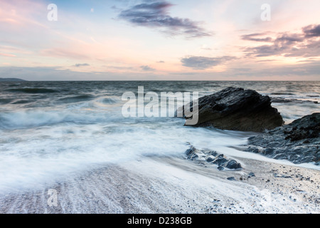 Der Küste der irischen See in einem hell erleuchteten Morgen. Malahide in der Nähe von Dublin. Stockfoto