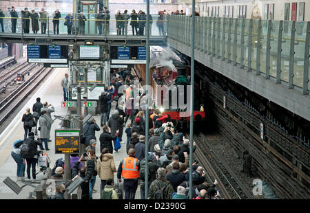 Dampfzug fährt durch Earls Court Station zum Gedenken an den 150. Jahrestag des ersten Zuges auf London Underground Stockfoto