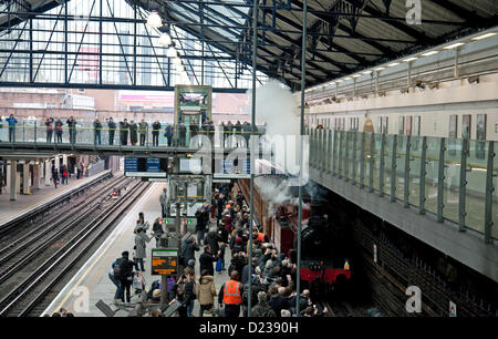 Dampfzug fährt durch Earls Court Station zum Gedenken an den 150. Jahrestag des ersten Zuges auf London Underground Stockfoto