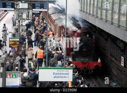 Dampfzug fährt durch Earls Court Station zum Gedenken an den 150. Jahrestag des ersten Zuges auf London Underground Stockfoto