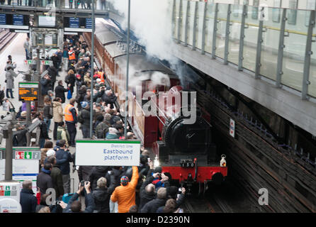 Dampfzug fährt durch Earls Court Station zum Gedenken an den 150. Jahrestag des ersten Zuges auf London Underground Stockfoto