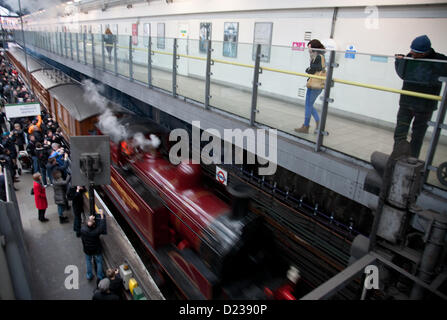 Dampfzug fährt durch Earls Court Station zum Gedenken an den 150. Jahrestag des ersten Zuges auf London Underground Stockfoto