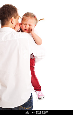 das weinende Baby in den Armen seines Vaters Stockfoto