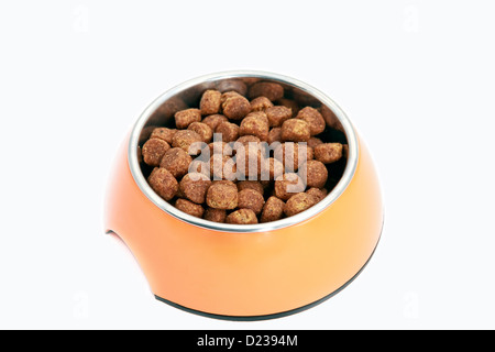Trockenfutter für Hunde auf weißem Hintergrund Stockfoto