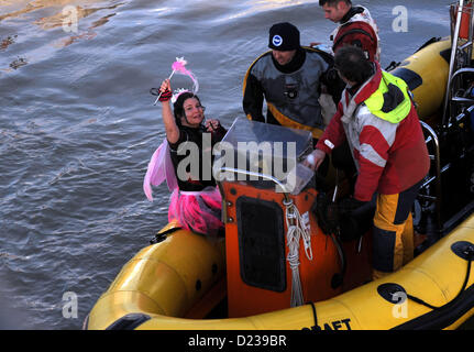 Littlehampton Sussex UK holt 13. Januar 2013 - das Rettungsboot Jumper, die Teilnahme an den jährlichen Littlehampton Sprung wo hardy Jumper trotzen die Kälte in den Fluss Arun vom Steg von Arun View Pub zu stürzen. Die Veranstaltung von Littlehampton Karneval Verein sammelt Geld für lokale Jugendclubs. Foto von Simon Dack/Alamy Live News Stockfoto