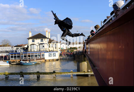 Littlehampton Sussex UK gekleidet 13. Januar 2013 - eine Brücke als Zorro, die Teilnahme an den jährlichen Littlehampton Sprung wo hardy Jumper trotzen die Kälte in den Fluss Arun vom Steg von Arun View Pub zu stürzen. Die Veranstaltung von Littlehampton Karneval Verein sammelt Geld für lokale Jugendclubs. Foto von Simon Dack/Alamy Live News Stockfoto