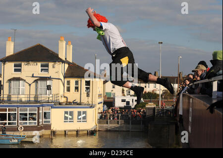 Littlehampton Sussex UK 13. Januar 2013 - ein Clown, die Teilnahme an den jährlichen Littlehampton Sprung wo hardy Jumper trotzen die Kälte in den Fluss Arun vom Steg von Arun View Pub zu stürzen. Die Veranstaltung von Littlehampton Karneval Verein sammelt Geld für lokale Jugendclubs. Foto von Simon Dack/Alamy Live News Stockfoto