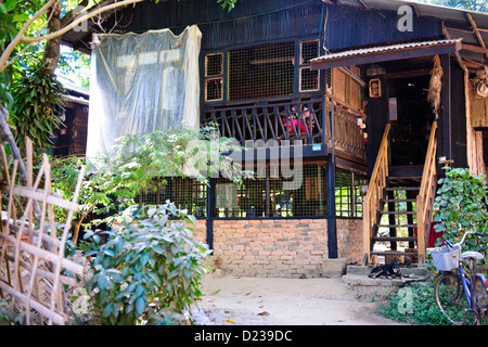 Mon Village in der Nähe von Bago, buddhistische Mönche Unterkunft, typischen Hausbau, (antike Hauptstadt des Mon Königreich) Myanmar Burma Stockfoto