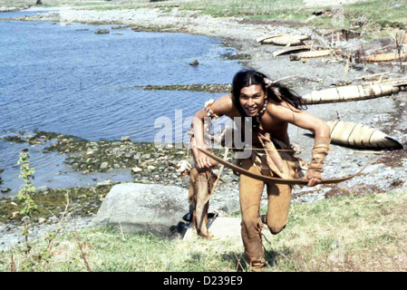 Squanto - Der große Krieger Squanto: Warrior es Tale Adam Beach Mit Pater Daniels Hilfe Kehrt Squanto (Adam Beach) Stockfoto