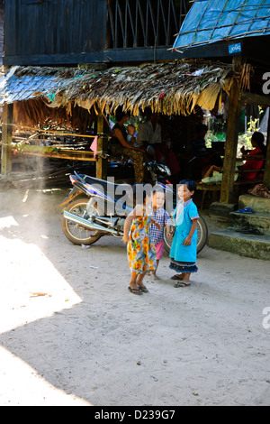 Mon Village in der Nähe von Bago, buddhistische Mönche Unterkunft, typischen Hausbau, (antike Hauptstadt des Mon Königreich) Myanmar Burma Stockfoto