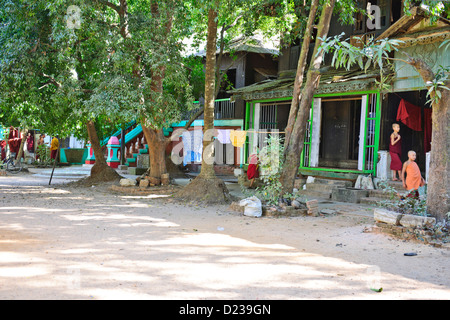 Mon Village in der Nähe von Bago, buddhistische Mönche Unterkunft, typischen Hausbau, (antike Hauptstadt des Mon Königreich) Myanmar Burma Stockfoto