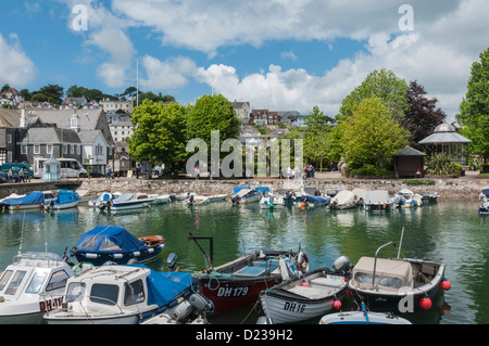 Boote und Sportboote im Innenhafen Dartmouth Devon England Stockfoto