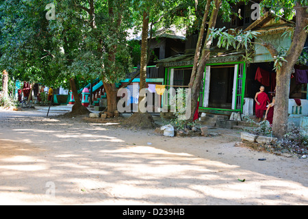 Mon Village in der Nähe von Bago, buddhistische Mönche Unterkunft, typischen Hausbau, (antike Hauptstadt des Mon Königreich) Myanmar Burma Stockfoto