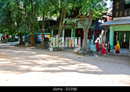 Mon Village in der Nähe von Bago, buddhistische Mönche Unterkunft, typischen Hausbau, (antike Hauptstadt des Mon Königreich) Myanmar Burma Stockfoto