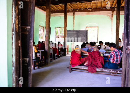 Schulkinder und buddhistische Mönche gelehrt, Mon Village in der Nähe von Bago (alte Hauptstadt des Mon Kingdom)Myanmar.Burma Stockfoto