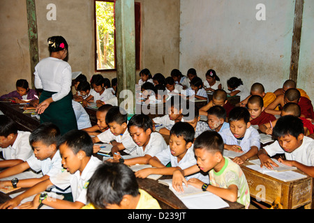 Schule Kinder und buddhistische Mönche gelehrt, Mon Village in der Nähe von Bago (alte Hauptstadt des Mon Königreich) Myanmar. Burma Stockfoto