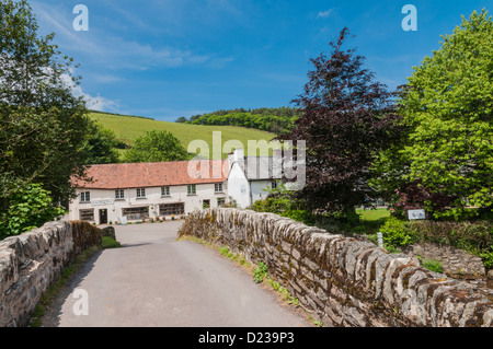 Brücke über Badgworthy Wasser und Lorna Doone Farm Malmsmead Devon England 06/2010 Stockfoto