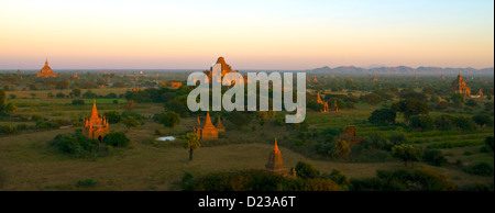 Pagoden füllen die Landschaft in Bagan, Myanmar, Burma Stockfoto
