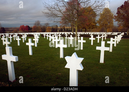 Reihen von militärischen Gräber auf einem amerikanischen Friedhof in Cambridge. Stockfoto