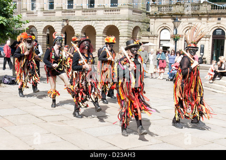 Der Buxton Day of Dance mit morris-Tänzern mit schwarzen Gesicht Stockfoto