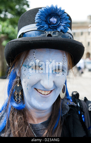 Buxton Day des Tanzes 2012 mit einem blauen konfrontiert Morris Tänzerin Stockfoto