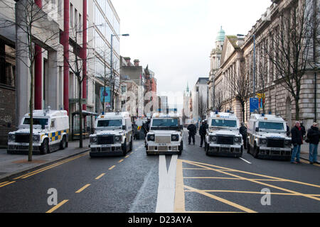 Belfast, UK. 12. Januar 2013. Eine Reihe von gepanzerte Polizeifahrzeuge mit Bereitschaftspolizei blockieren die Straßen hinter der Belfast City Hall. Später RANDALIEREN brach in Belfast Borough von Castlereagh. Stockfoto