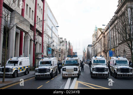 Belfast, UK. 12. Januar 2013. Eine Reihe von gepanzerte Polizeifahrzeuge mit Bereitschaftspolizei blockieren die Straßen hinter der Belfast City Hall. Später RANDALIEREN brach in Belfast Borough von Castlereagh. Stockfoto