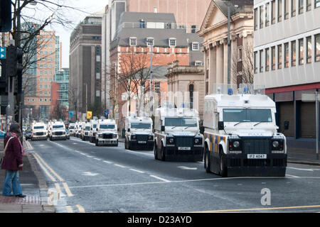 Belfast, UK. 12. Januar 2013. Gepanzerte Polizeifahrzeuge fahren in Richtung der Belfast City Hall. Später RANDALIEREN brach in Belfast Borough von Castlereagh. Stockfoto