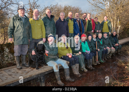 Ynys Mon Ramblers Gruppe Fußweg freiwilliger auf einem neu errichteten Holzsteg über Moor bei Cors Bodeilio Nature reserve, Anglesey Stockfoto