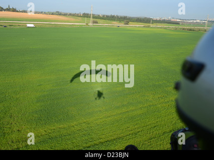 Silhouette eines Motor Gleitschirms fotografierte in Israel, Küstenebenen Stockfoto