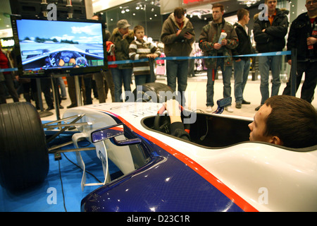 Posen, Polen, ein junger Mann in einem F1-simulator Stockfoto