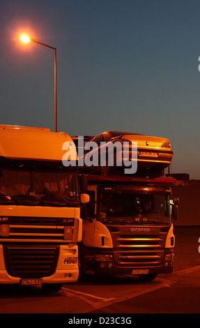 Buk, Polen, LKW auf einem Parkplatz an einer Autobahn A2 Stockfoto