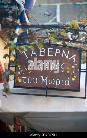 Ein Zeichen der Taverna in griechischer Sprache im engen Mnisikleous Straße, Plaka, Athen, Griechenland Stockfoto