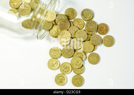 Pfund-Münzen fallen aus dem Glas Stockfoto