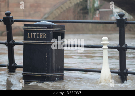 Fluß Severn überlaufen auf Pflaster. Bewdley, Worcestershire, UK Dezember 2012 Stockfoto