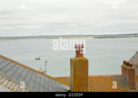 Dächer und Kamine von St Ives mit dem Meer und Hafen Stockfoto