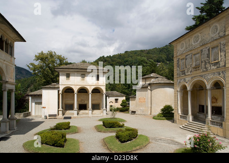 Piemont: Varallo - Sacro Monte / Kapellen in die Piazza dei Tribunali Stockfoto