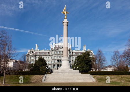 Erste Division Monument und Eisenhower Executive Office Building Washington DC im Winter Stockfoto