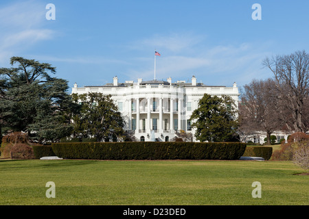 Das weiße Haus in Washington, D.C. gegen sonnigen blauen Himmel an Wintertag Stockfoto