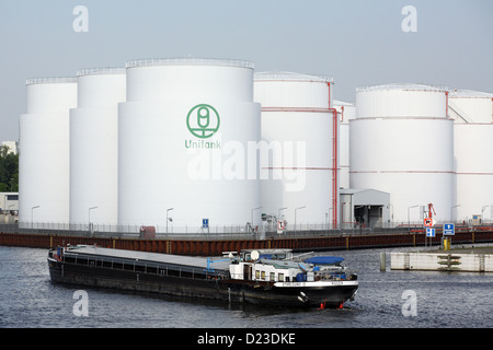 Berlin, Deutschland, Öltanks in BEHALA Westhafen Stockfoto