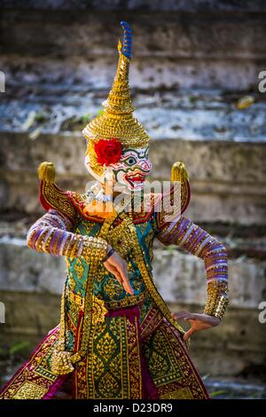 13. Januar 2013 - Bangkok, Thailand - ein Junge in eine formale Thai Kostüm tanzt eine Szene aus dem Ramayana als Hanuman, der Affengott, bei einem Künstler Platz im Stadtteil Bang Luang. Stadtteil Bang Luang Linien Khlong (Kanal) Bang Luang in der Thonburi-Sektion von Bangkok auf der westlichen Seite des Chao Phraya Flusses. Es wurde Ende des 18. Jahrhunderts von König Taksin dem großen gegründet, nachdem die Birmanen die siamesische Hauptstadt Ayutthaya entlassen. Die Nachbarschaft, wie die meisten von Thonburi, ist relativ unerschlossen und noch Kreuz und quer durchzogen von den Kanälen, die einmal Bangkok berühmt gemacht. Es ist jetzt ein beliebtes d Stockfoto