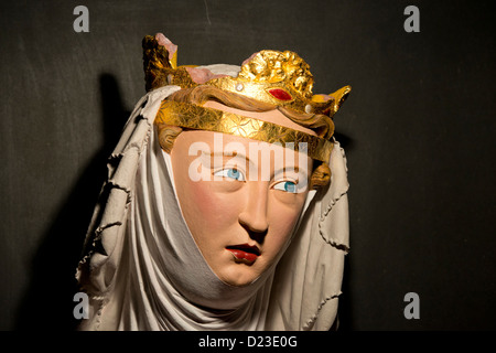 Schweiz, Basel. Historische Kirche in Munsterplaz, Interieur. Religiöse Statue. Stockfoto