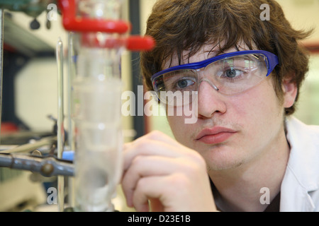 Berlin, Deutschland, Trainee-Labor-Assistentin in der Chemie-Labor Stockfoto