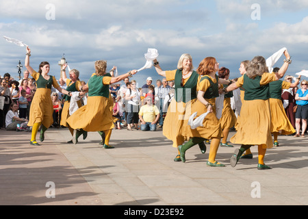 Volkstanz in der Whitby Folk Week 2012 mit weiblichen Moriskentänzer Stockfoto